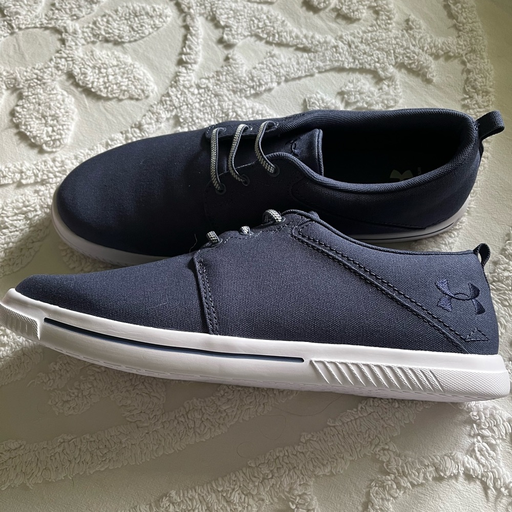 Mens Under Armour slip on sz10 navy